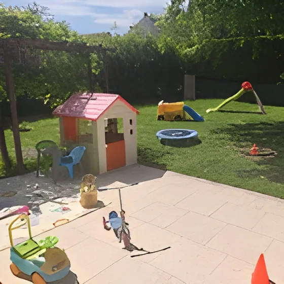 Jardin avec cabane, toboggan et trampoline
