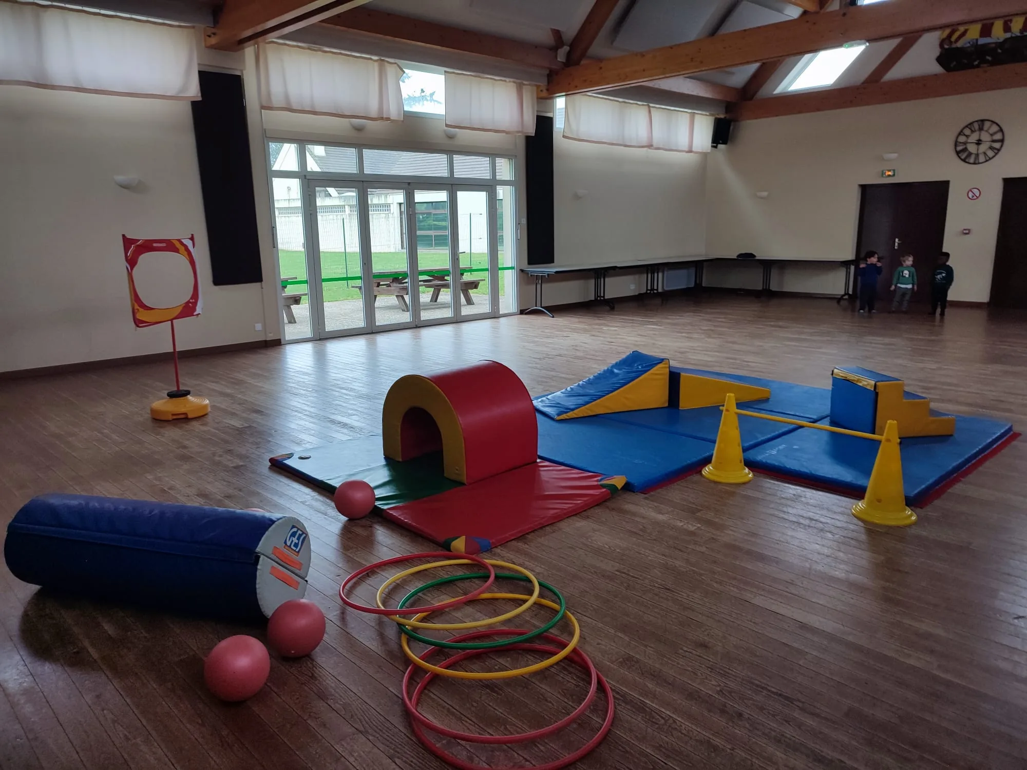 Salle polyvalente avec parcours moteur