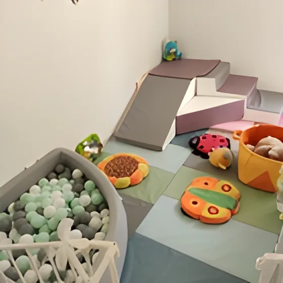 Espace motricité avec piscine à balles et structure mousse